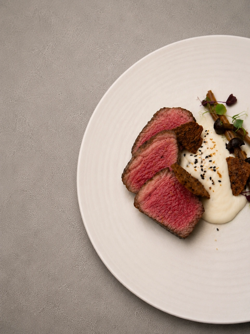 piece de boeuf avec une sauce truffe