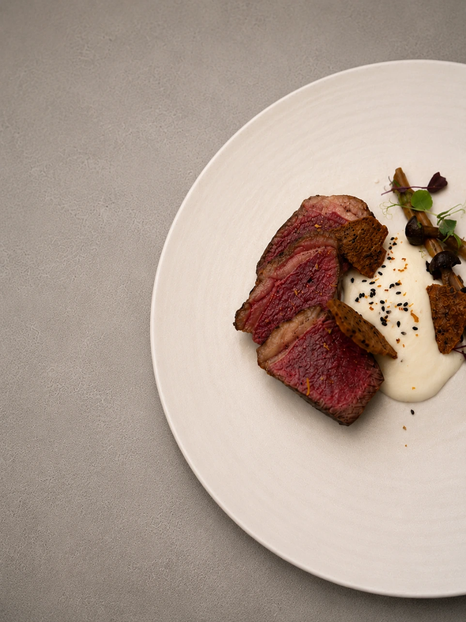 puree au foin accompagne d'une piece de boeuf excellente 
